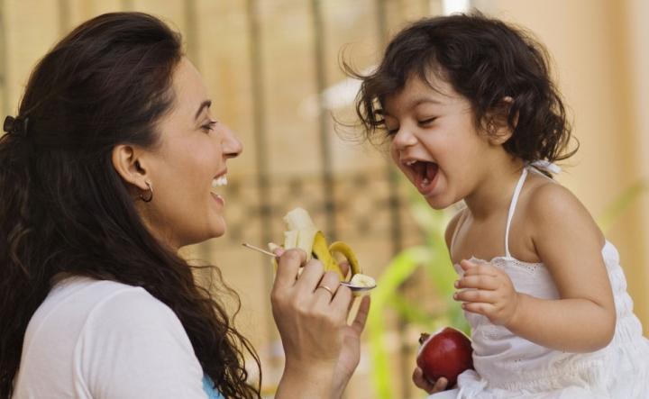 Ibu Memberi Makan Anak dengan Pisang