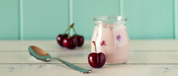 Segelas Yogurt dengan Buah Leci Merah